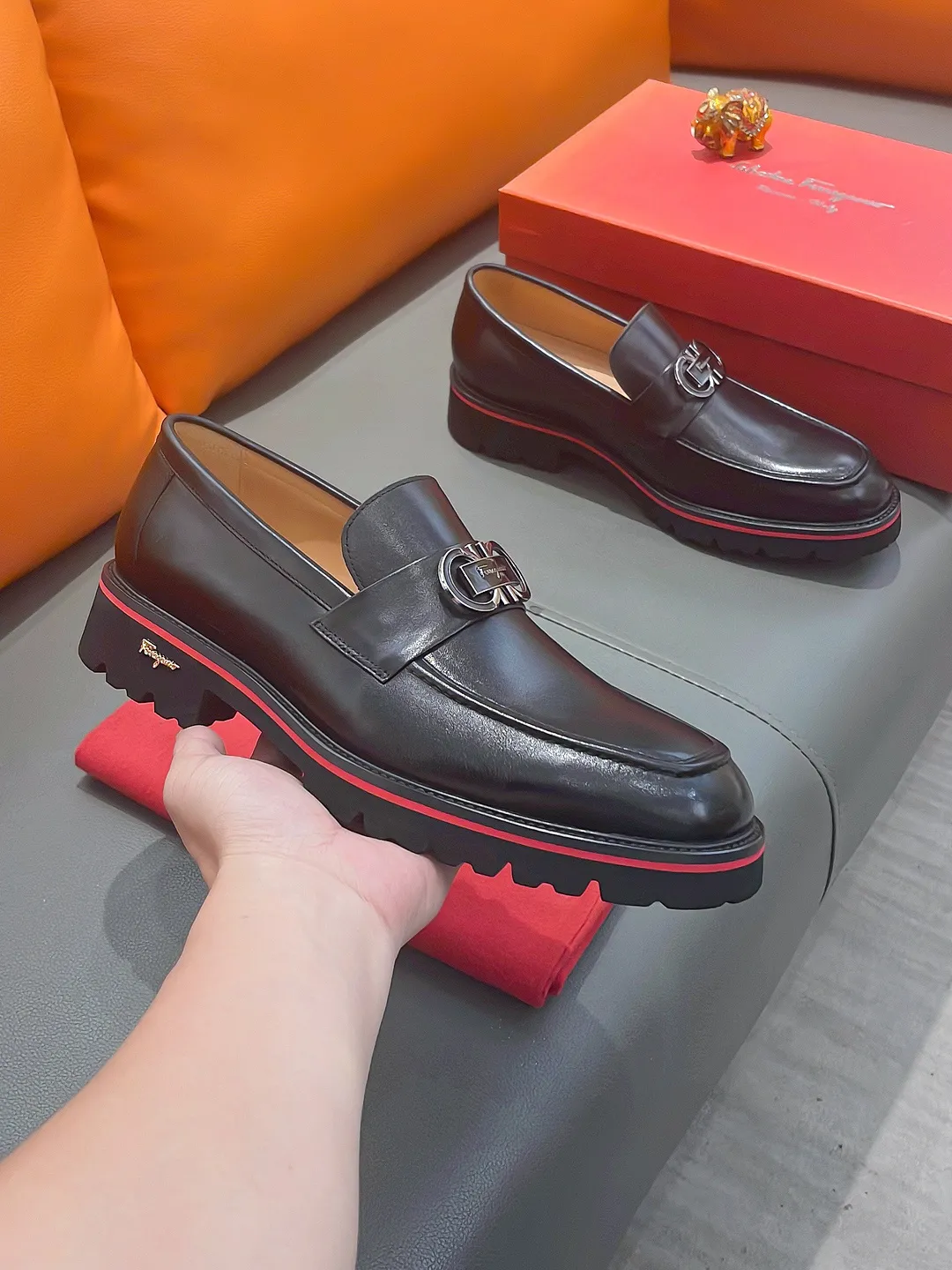 Men's shoes FERRAGAMO "Ferragamo" P540 Regular size: 39-44 (38, 45, 46, 47 customized) (suit shoes) Product materials: Selected first-layer cowhide upper, imported sheepskin lining; original outsole.